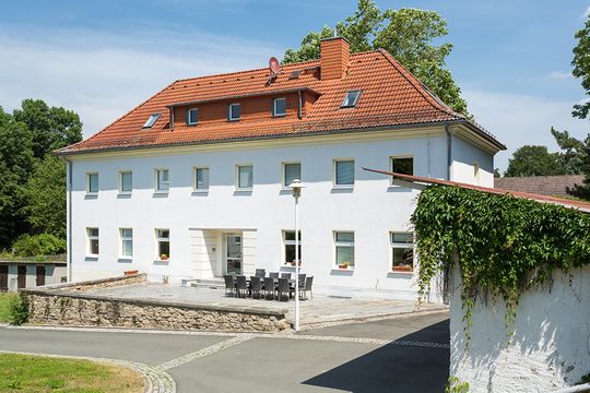 Das Wichernhaus im Jugendhilfezentrum Bad Köstritz beherbergt eine Wohngruppen, in der deutsche und ausländische Kinder- und Jugendliche leben. Im Dachgeschoss gibt es zwei separate Appartements zur Verselbständigung.