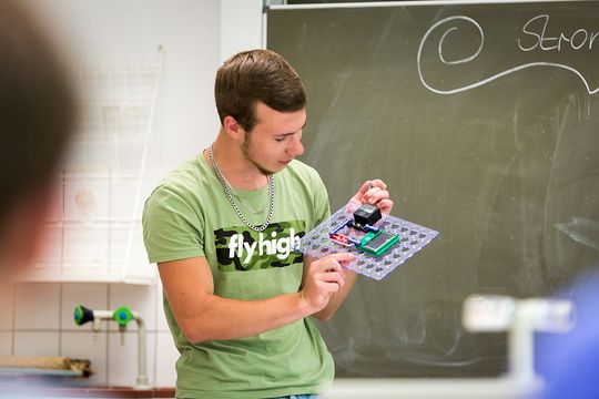 Ein Schüler des Förderschulzentrums Bad Köstritz erläutert seinen Mitschülern an einem Lehrmodell den Stromkreislauf.