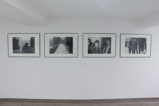 Blick auf gerahmte schwarz-weiß Bilder, die den damaligen Alltag im Jugendwerkhof „Neues Leben” Wolfersdorf zeigen