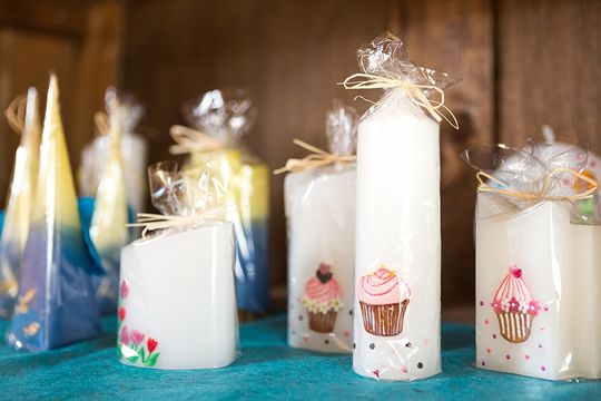 Nahaufnahme von attraktiv in Folie verpackten Kerzengeschenken im Verkaufsraum der Kerzenwerkstatt in der Tagesstätte für Suchtkranke in Eisenberg.