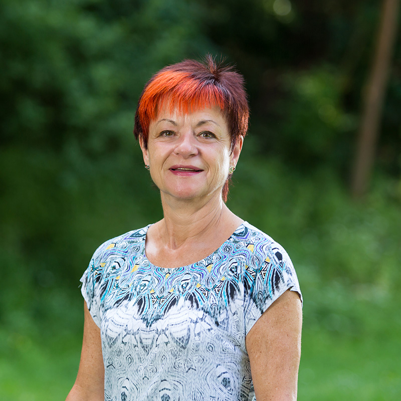Martina Laube ist Schulleiterin im Förderschulzentrum Bad Köstritz. Sie trägt eine moderne Kurzhaarfrisur mit roten Haarsträhnen und lächelt freundlich in die Kamera.
